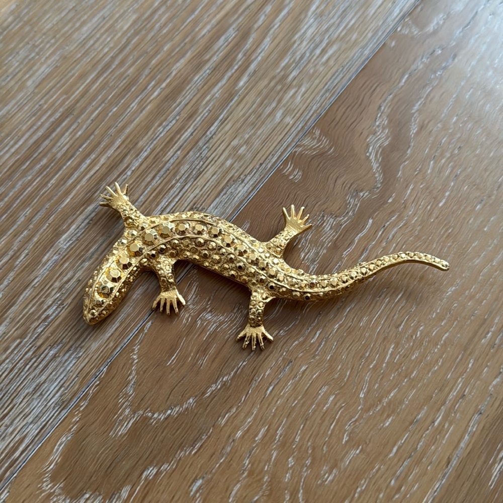 Golden broche.